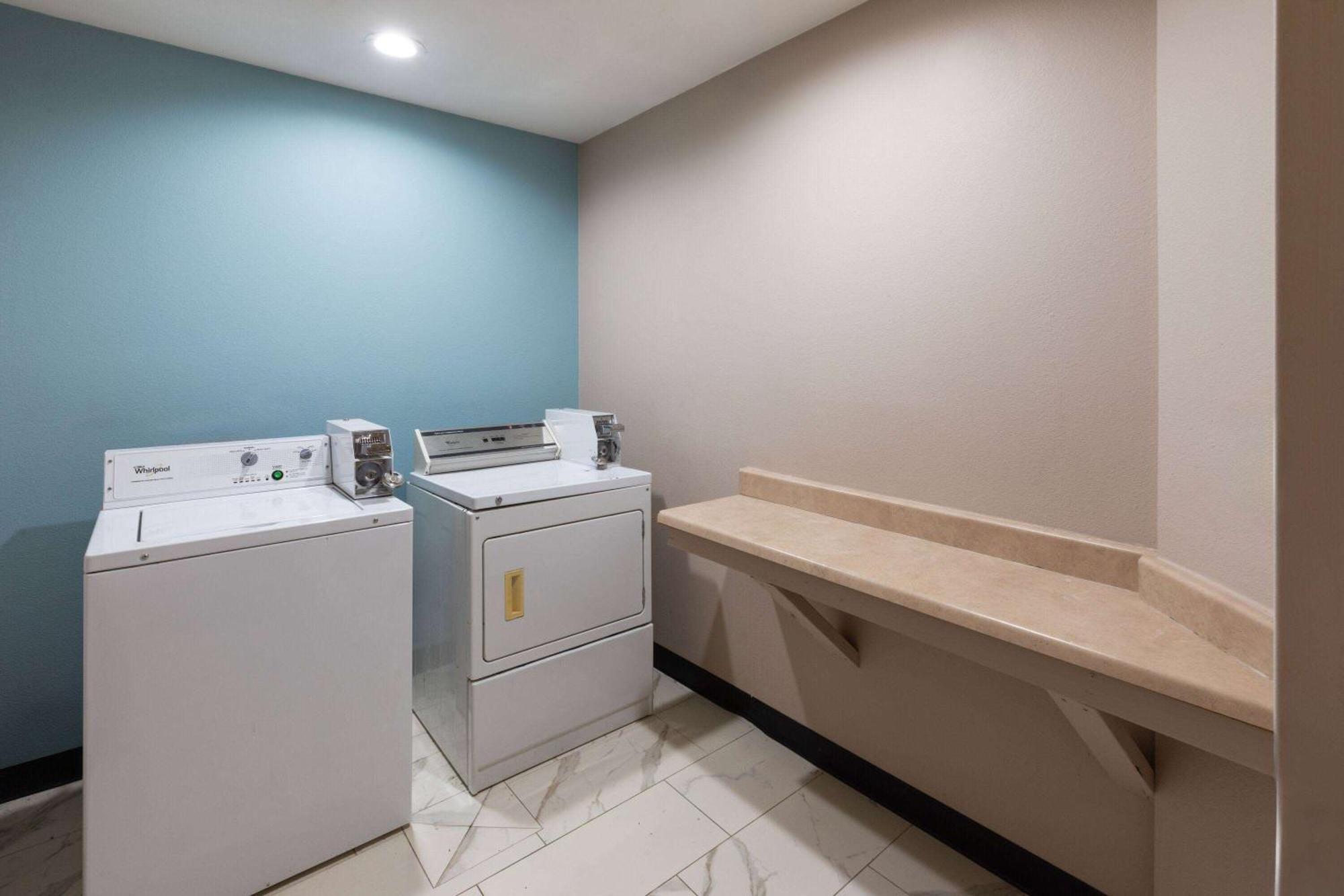 Super 8 By Wyndham Lubbock West Hotel Bagian luar foto